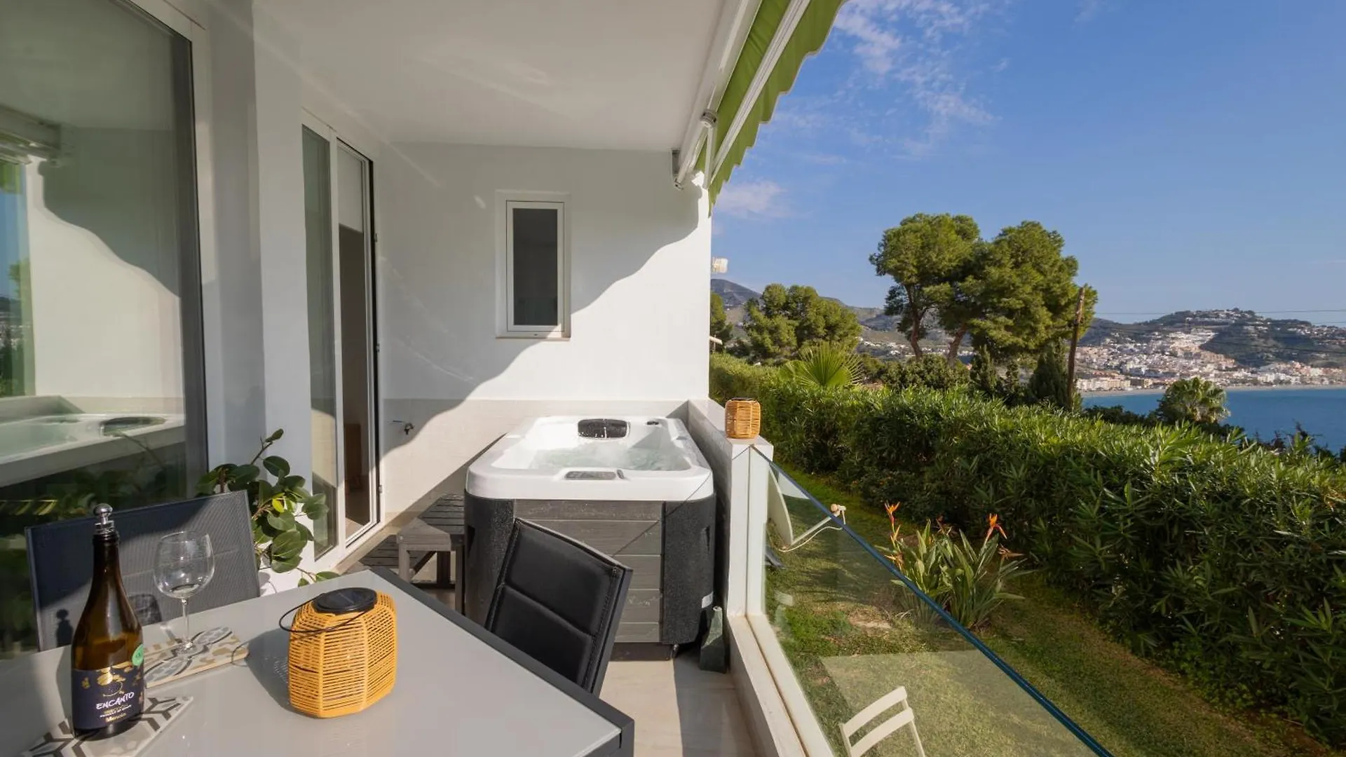 Seaside Spa Luxury Flat - Jacuzzi - Sauna - Sea View La Herradura  0*, La Herradura (Granada)